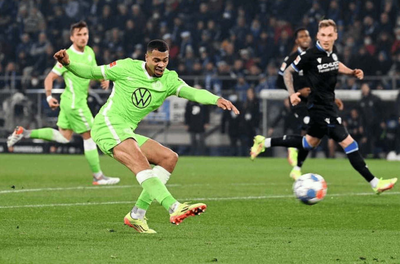 包含沃尔夫斯堡遭遇挑战在主场与对手争夺胜利的词条