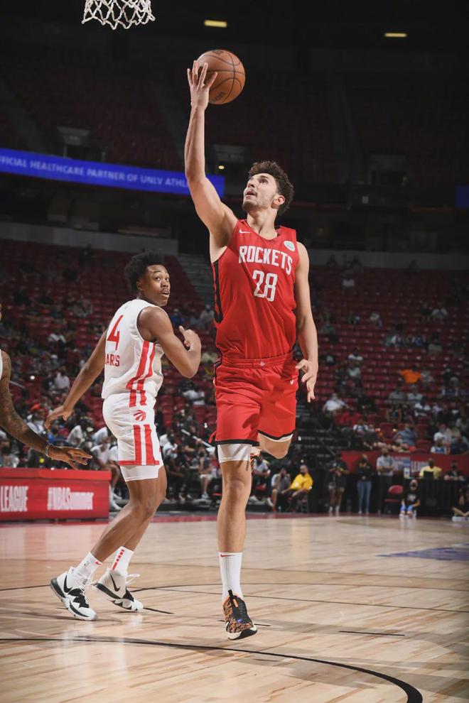 猛龙队队员受伤暂停比赛进行紧急治疗的简单介绍